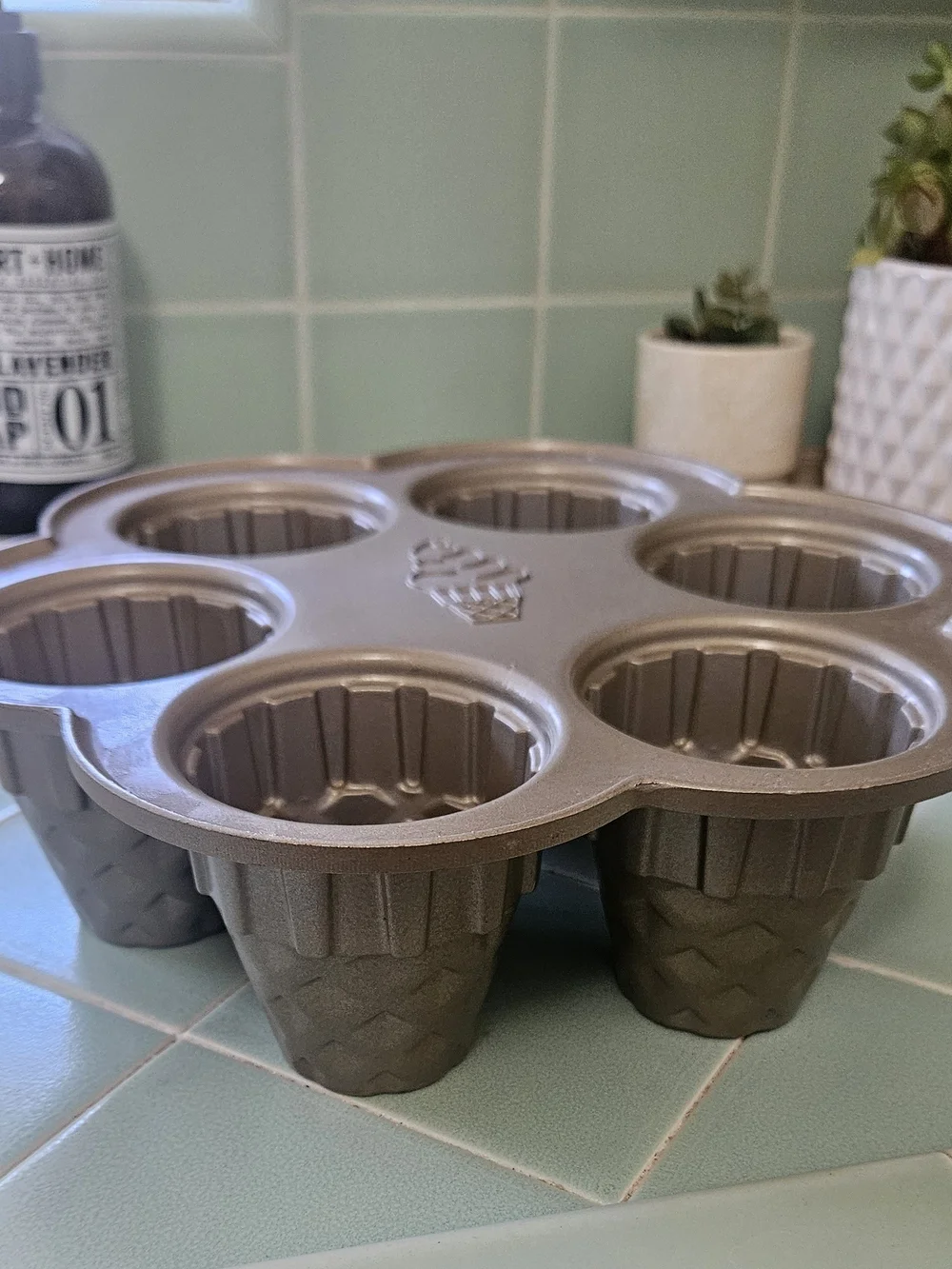 Willams Sonoma Nordic Ware Gold Bundt CUPCAKE PAN